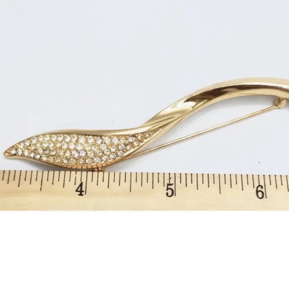 Vintage💯 Dior Gold Brooch with Sparkling Accents